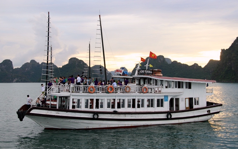 Đại biểu thanh niên hai nước Việt - Trung cùng tham quan Di sản - Kỹ quan thiên nhiên thế giới Vịnh Hạ Long.