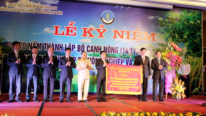 Các đồng chí lãnh đạo tỉnh tặng bức trướng cho cán bộ ngành nông nghiệp Quảng Ninh nhân ký niệm 70 năm ngày thành lập