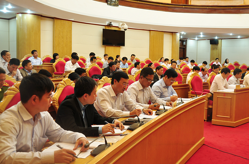 Lãnh đạo huyện Cô Tô và các đại biểu quán triệt chỉ đạo của đồng chí Bí thư Tỉnh ủy.