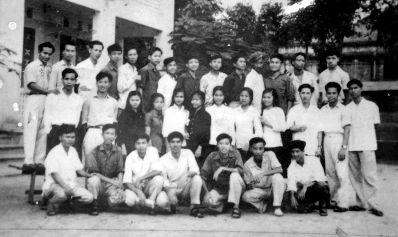 Học sinh lớp 10 năm học 1964-1965. (Ảnh tư liệu của trường)