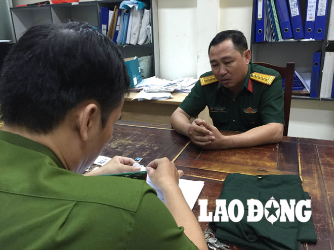 "Đại tá" Lê Thanh Hùng bị bắt giữ cùng một bộ quân phục và những giấy tờ giả mạo.