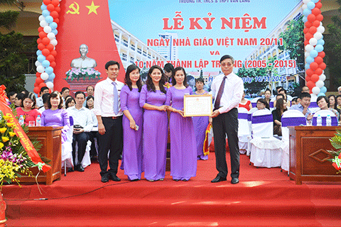 Đồng chí Vũ Ngọc Giao, Trưởng Ban Tổ chức Tỉnh ủy tặng Bằng khen của Bộ GD&ĐT cho Trường TH, THCS&THPT Văn Lang