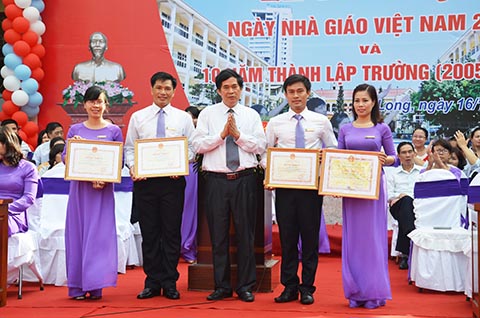 Lãnh đạo Sở GD&ĐT tặng Bằng khen của Bộ GD&ĐT, Chủ tịch UBND tỉnh cho các cá nhân của Trường