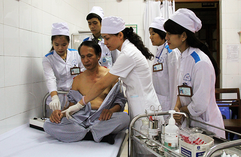 Giảng viên Trường CĐ Y tế Quảng Ninh hướng dẫn sinh viên thực hành châm cứu tại Bệnh viện Y dược cổ truyền tỉnh.