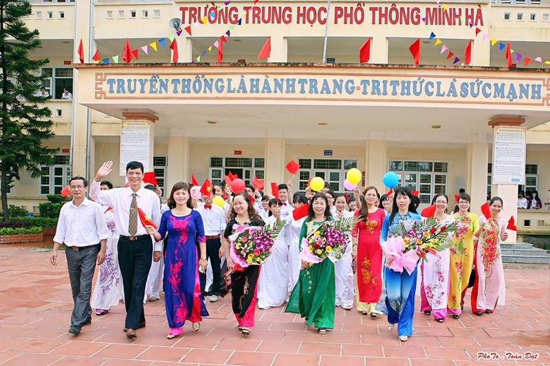 Các thầy, cô giáo Trường THPT Minh Hà trong ngày khai giảng năm học mới 2015-2016.