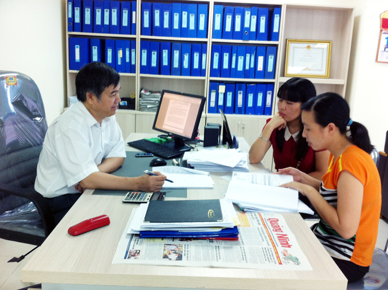 Cán bộ Cục Thuế Quảng Ninh hướng dẫn chính sách thuế cho doanh nghiệp.
