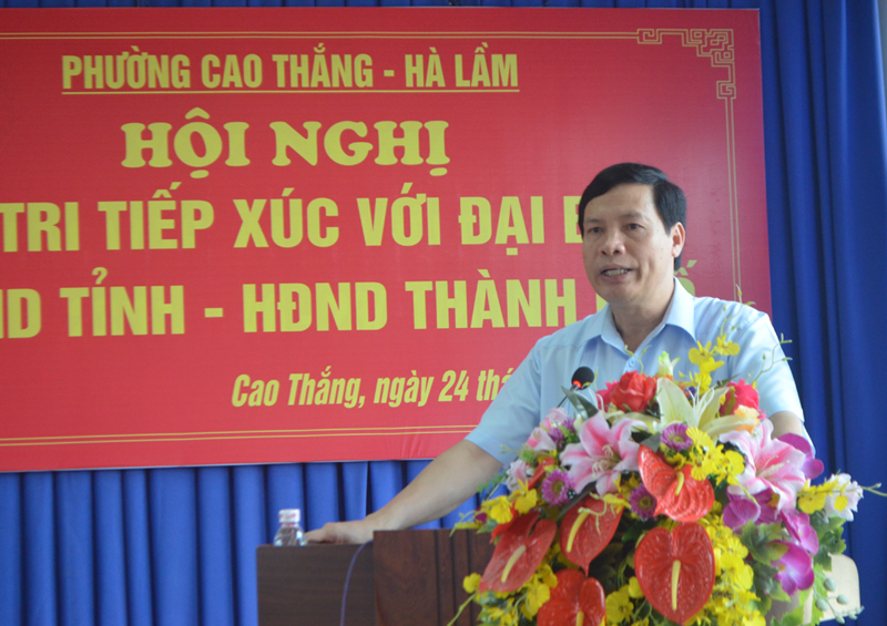 Đồng chí Nguyễn Đức Long, Chủ tịch UBND tỉnh giải đáp các vướng mắc của cử tri. 