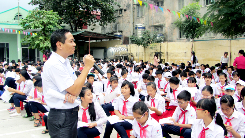 Trung tâm TGPLNN tỉnh tổ chức chương trình truyền thông TGPL cho học sinh Trường THCS Hà Tu (TP Hạ Long), tháng 11-2015. (Ảnh do Trung tâm TGPLNN tỉnh cung cấp)