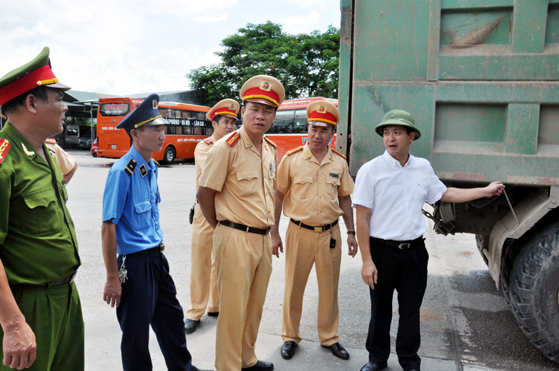 Đồng chí Lê Quang Tùng, Phó Chủ tịch UBND tỉnh (ngoài cùng bên phải) kiểm tra, chỉ đạo các cơ quan chức năng xử lý phương tiện vi phạm quá khổ, quá tải.