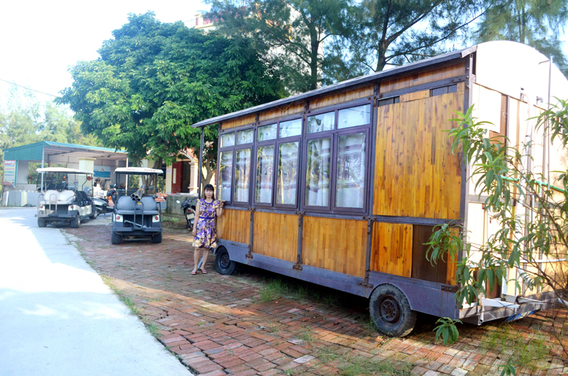 Homestay của gia đình chị Lưu Thị Quyên (thôn Nam, xã Đồng Tiến, huyện Cô Tô) có cả nhà gỗ di động phục vụ du khách.