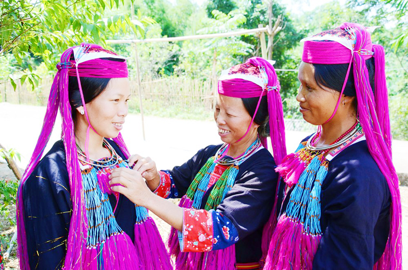 Các cô gái dân tộc Dao thì chuẩn bị trang phục, tập luyện các trò chơi dân gian để giới thiệu với du khách.
