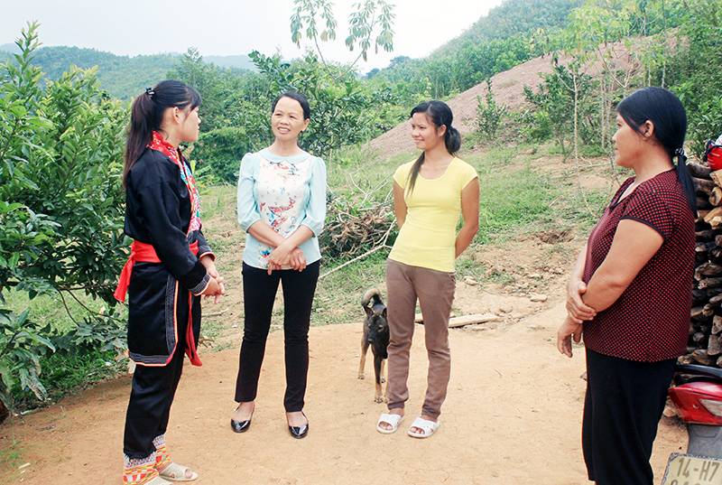 Chị Triệu Thị Dung (ngoài cùng bên trái) đảng viên mới Chi bộ thôn Loỏng Toỏng, xã Thanh Sơn đang vận động, tuyên truyền cho chị em trong thôn tham gia dọn vệ sinh nhà ở, ngõ xóm, thực hiện nếp sống văn minh.