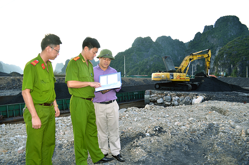 Cán bộ Công an TP Cẩm Phả phối hợp kiểm tra tình hình chế biến, kinh doanh than tại cụm cảng Km6.