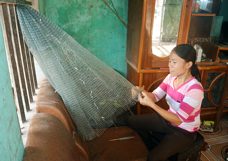 Chị Phan Thị Thanh (thôn Giữa, xã Đoàn Kết, huyện Vân Đồn) tham gia lớp học nghề đan lưới do huyện tổ chức.