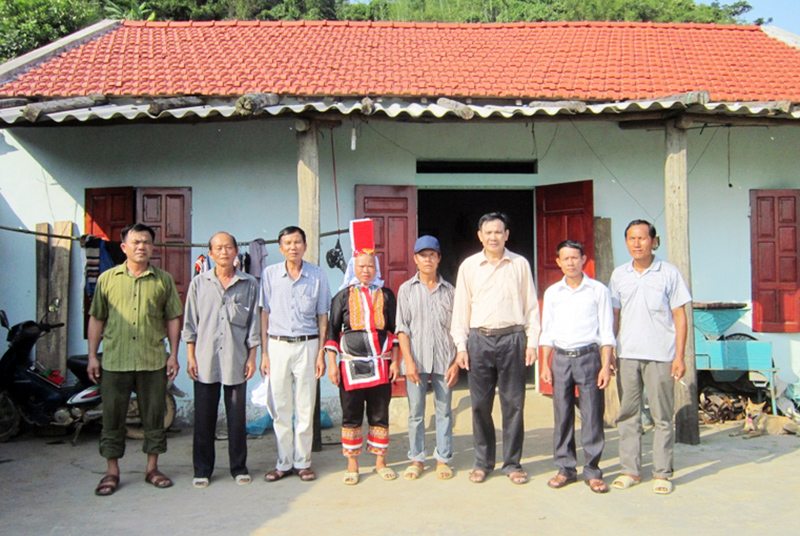 Gia đình anh Chíu Sáng Thoòng (thứ 4, phải sang), thôn Khe Soong, xã Phong Dụ, huyện Tiên Yên bên ngôi nhà “Đại đoàn kết” mới được xây dựng.