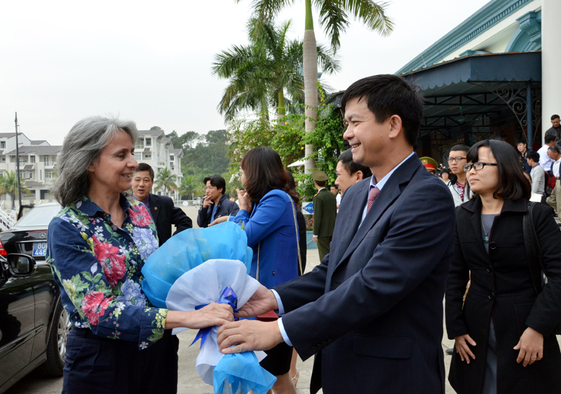 Đồng chí Đồng chí Lê Quang Tùng, Phó Chủ tịch UBND tỉnh tiếp đón Phó Tổng thống Bun - Ga - Ri đến thăm Vịnh Hạ Long.