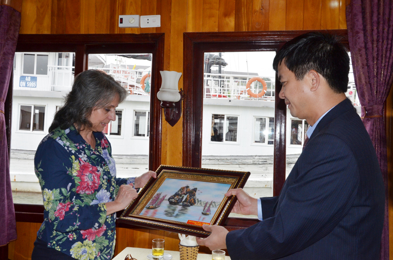 Đồng chí Lê Quang Tùng, Phó Chủ tịch UBND tặng quà lưu niệm cho Đoàn.