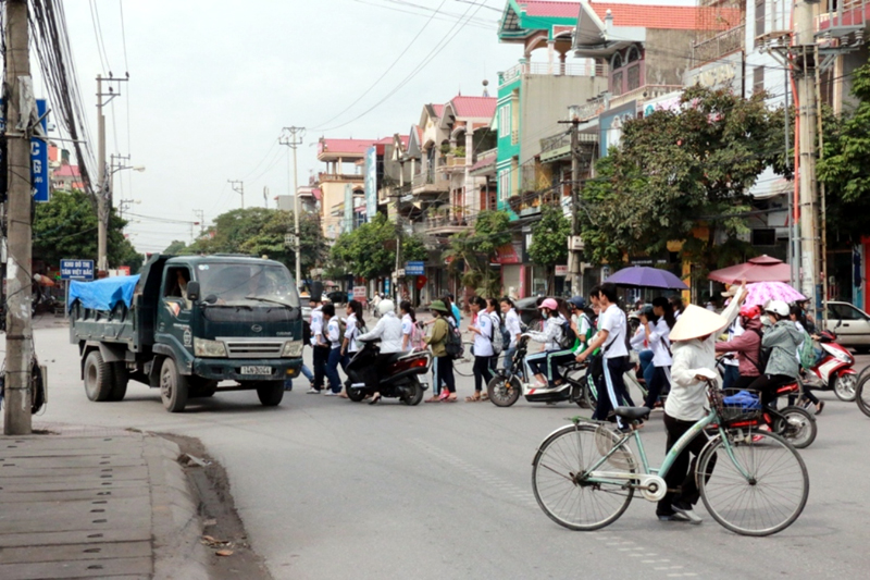 Nút giao thông ngã 3 km62+750 QL18A (khu đô thị Tân Việt Bắc phường Mạo Khê), phương tiện lưu thông gặp khó khăn vào giờ học sinh tan trường.