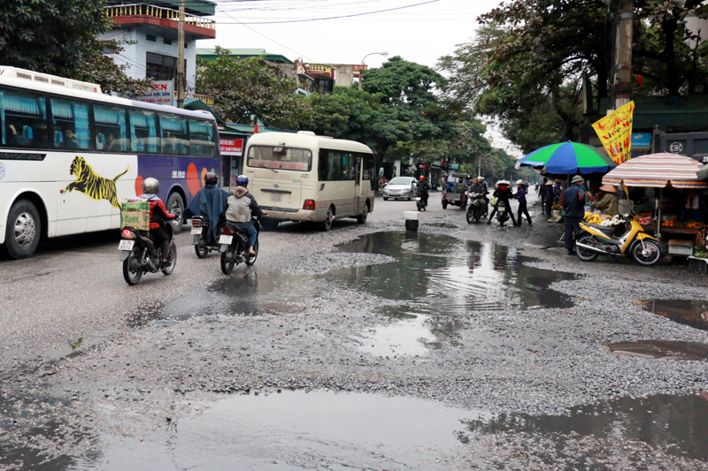 Km600+110 ngã 3 Tràng Bạch (xã Hồng Quế) nối với QL18A, thường xuyên xảy ra ùn tắc, va quẹt giao thông.