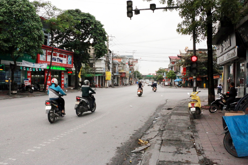Ngã 4 Mỏ km62+820 QL18A, (phường Mạo Khê), người dân sinh sống ven đường tự ý chiếm dụng vỉa hè để buôn bán, kinh doanh.