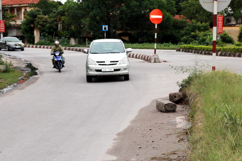 Ngã 3 Hưng Đạo, đoạn qua km55+100 QL18A, vòng cua gấp, tầm nhìn bị hạn chế, thường xuyên có đá, cát rơi, vãi ngổn ngang trên đường.