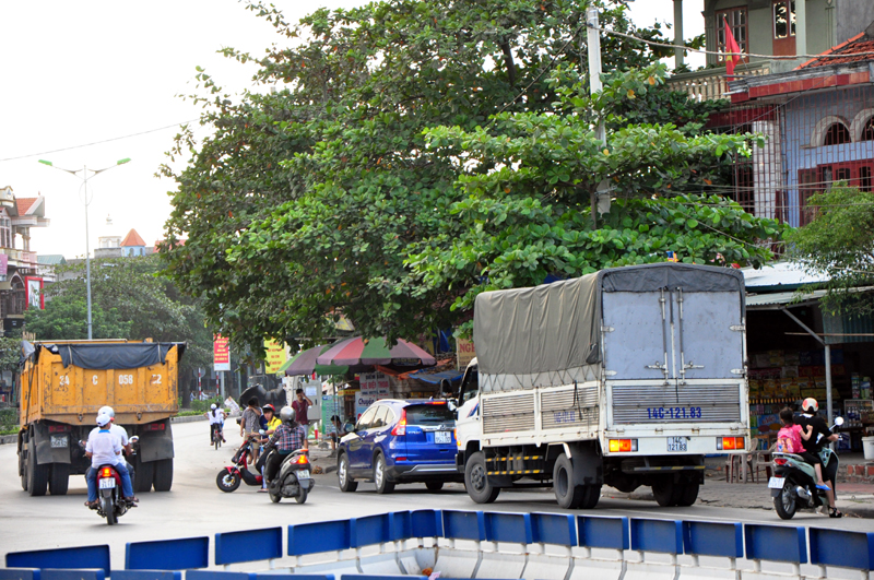 Ngay khu vực ngã ba, vỉa hè bị lấn chiếm, phương tiện dừng đỗ không đúng quy định gây cản trở giao thông.