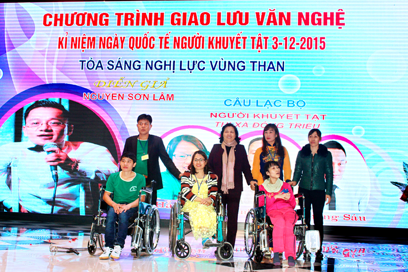 Đại diện Hội Bảo trợ người tàn tật và trẻ mồ côi tỉnh trao tặng xe lăn cho các thành viên CLB.