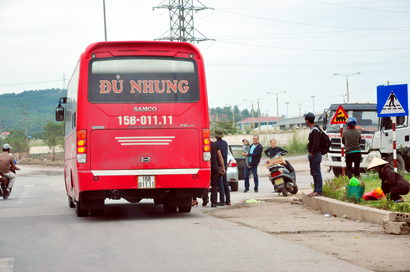 Xe khách dừng bắt khách ngay khu vực ngã tư gây cản trở giao thông.