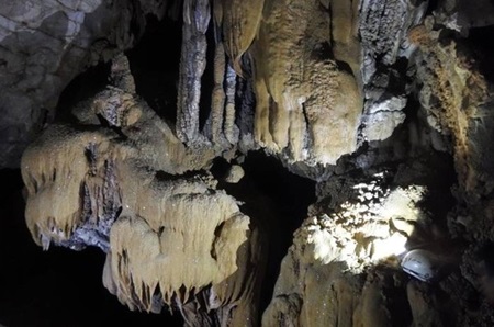 Stalactites in a new cave in the northeast of Bo Hon Island in Ha Long Bay. – Photo doisongphapluat.vn