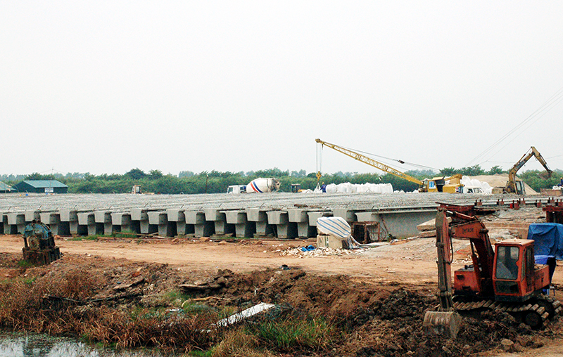 Sau hơn 1 năm triển khai thi công, phần việc trọng tâm được các nhà thầu tập trung triển khai là khoan cọc nhồi và đúc dầm. Qua đó, đúc được 60/180 dầm Super T (ảnh 1), cũng như hoàn thành được 104/108 cọc khoan nhồi (ảnh 2). 