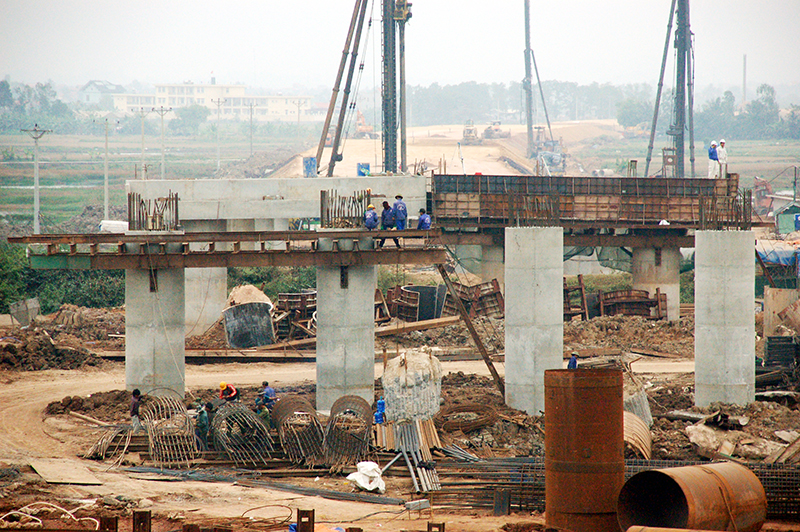 Sau hơn 1 năm triển khai thi công, phần việc trọng tâm được các nhà thầu tập trung triển khai là khoan cọc nhồi và đúc dầm. Qua đó, đúc được 60/180 dầm Super T (ảnh 1), cũng như hoàn thành được 104/108 cọc khoan nhồi (ảnh 2). 