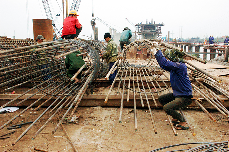 Hiện, đơn vị đang tập trung thi công cốt thép của các cọc còn lại (ảnh 3). 