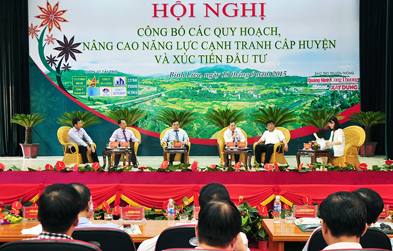 Các chuyên gia, nhà quản lý, chủ doanh nghiệp toạ đàm về nâng cao năng lực cạnh tranh cấp huyện tại hội nghị cùng chủ đề do huyện Bình Liêu tổ chức ngày 18/9/2015.