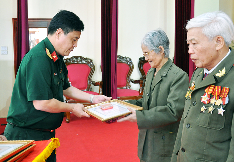 Lãnh đạo Tổng cục 2, Bộ Quốc phòng trao kỷ niệm chương ngành Tình báo Quân đội cho bà Hoàng Thị Mùi nhân kỷ niệm 70 năm Ngày truyền thống của lực lượng.