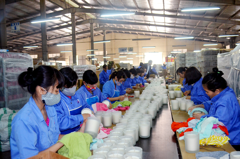 Hoàn thiện sản phẩm tại Công ty TNHH Sản xuất nến cao cấp AIDI (KCN Cái Lân).