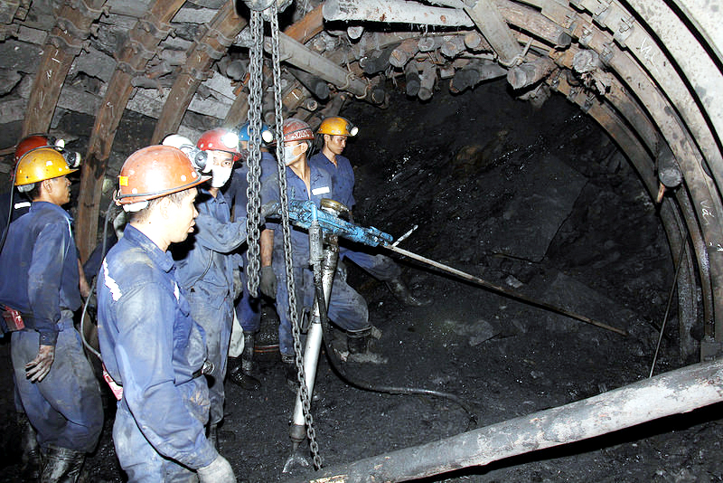 Khai thác than ở Công ty CP Than Mông Dương.