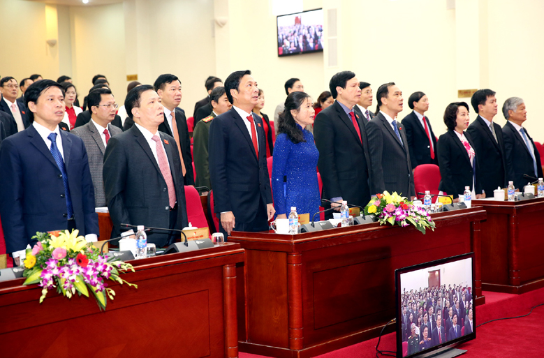 Các đại biểu chào cờ khai mạc kỳ họp thứ 22 HĐND tỉnh khóa XII.