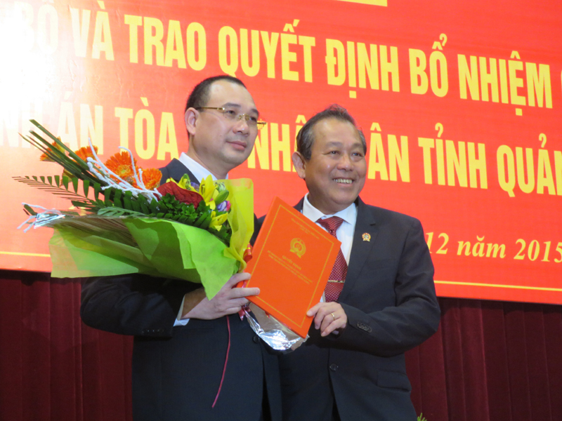 Đồng chí  Trương Hòa Bình, Bí thư Trung ương Đảng, Bí thư Ban Cán sự Đảng, Chánh án TANDTC trao quyết định bổ nhiệm cho đồng chí Hoàng Văn Tiền