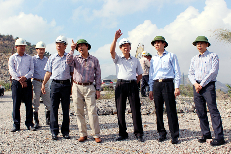 Đồng chí Đặng Huy Hậu, Phó Chủ tịch Thường trực UBND tỉnh (thứ tư, trái sang) kiểm tra công tác bảo vệ môi trường tại khai trường ty CP Than Mông Dương.