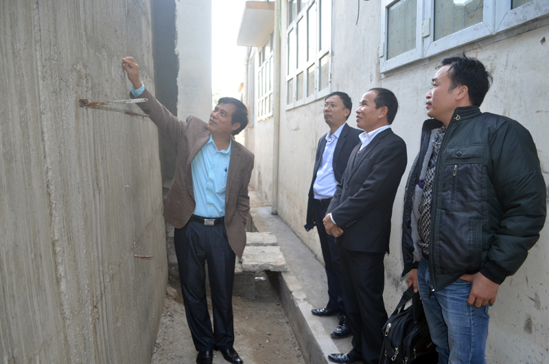 ại diện Quỹ Xã hội- từ thiện Báo Quảng Ninh và chính quyền địa phương kiểm tra chất lượng công trình