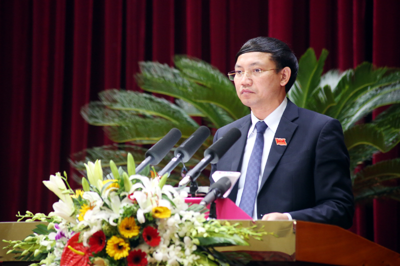 Đồng chí Nguyễn Xuân Ký, Bí thư Thành ủy Móng Cái, thư ký kỳ họp đọc dự thảo Nghị quyết.