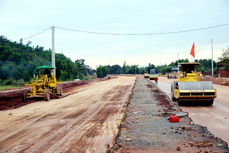Dự án Đường giao thông trục chính (KKT Vân Đồn) kết nối với Cảng hàng không Quảng Ninh đang khẩn trương hoàn thành. (Ảnh chụp ngày 8-12-2015)