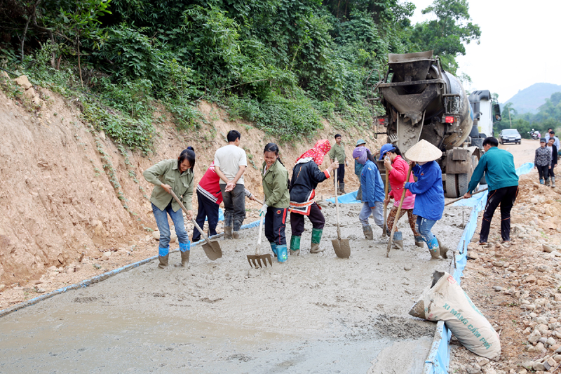 Người dân thôn Là Phen, xã Yên Than, huyện Tiên Yên hiến đất, góp công làm đường bê tông vào thôn.