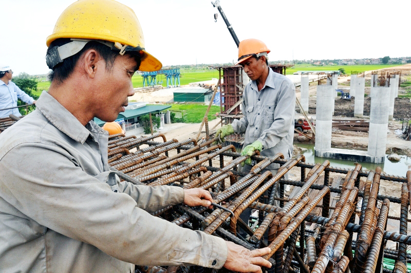 Thi công cốt thép xà mũ trụ cầu sông Chanh, dự án đường nối TP Hạ Long với cầu Bạch Đằng. Ảnh: Thái Cảnh
