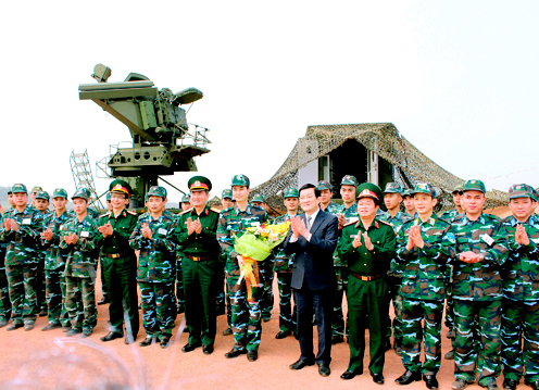Và gần đây nhất, đơn vị đã được Chủ tịch nước Trương Tấn Sang khi đến thăm đơn vị dịp đầu năm 2014 khen ngợi, đánh giá cao những nỗ lực cố gắng của cán bộ, chiến sĩ Trung đoàn.