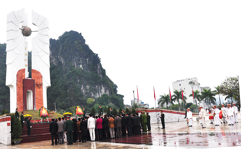 Quang cảnh buổi lễ dâng hương.