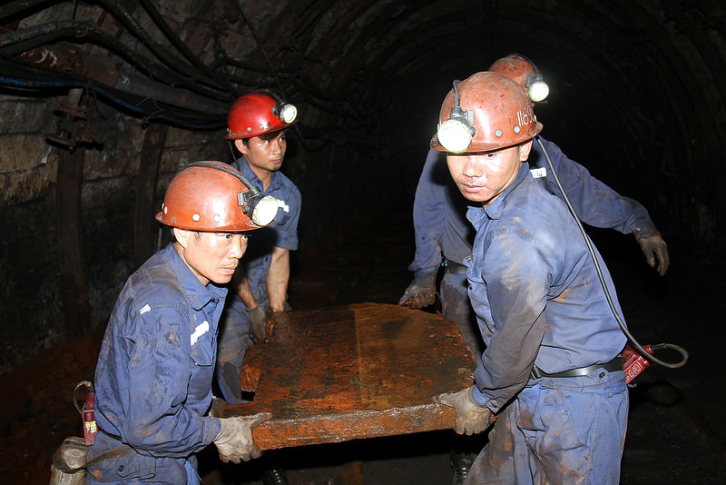 Thợ mỏ Công ty Than Mông Dương khắc phục sự cố lụt mỏ do mưa lụt cuối tháng 7, đầu tháng 8. Ảnh: Thanh Hằng