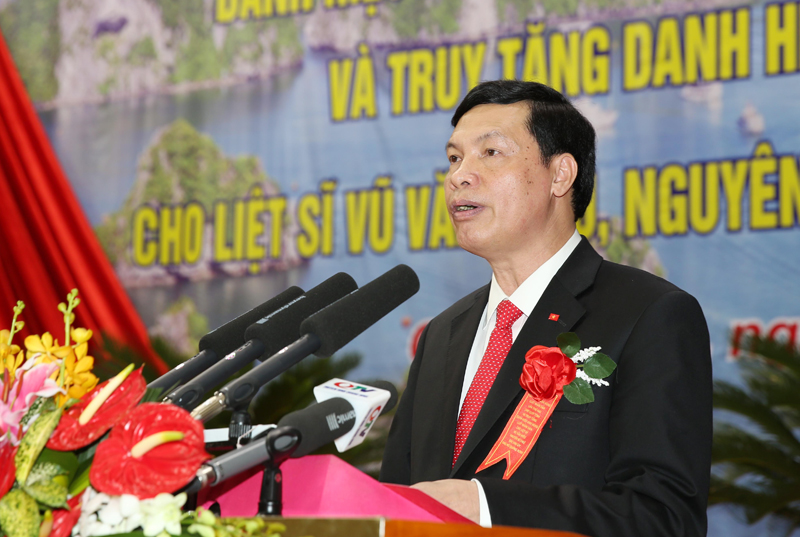 Đồng chí Nguyễn Đức Long, Phó Bí thư Tỉnh ủy, Chủ tịch UBND tỉnh báo cáo thành tích tại lễ đón nhận danh hiệu Anh hùng LLVTND cho LLVT tỉnh và liệt sỹ Vũ Văn Hiếu.