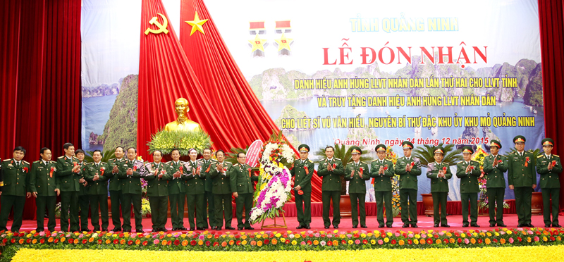 Các tướng lĩnh của Quân đội tặng hoa cho LLVT tỉnh tại buổi lễ.