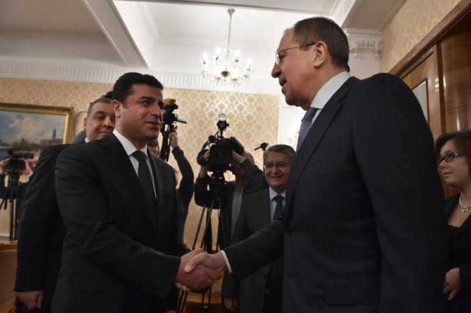Bộ trưởng Ngoại giao Nga Sergey Lavrov (phải) bắt tay lãnh đạo HDP Selahattin Demirtas - Ảnh: AFP
